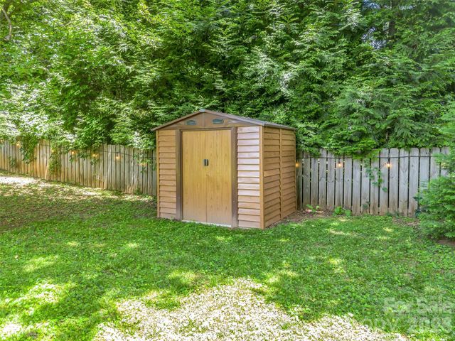 2 Bevlyn Drive, Asheville, NC 28803