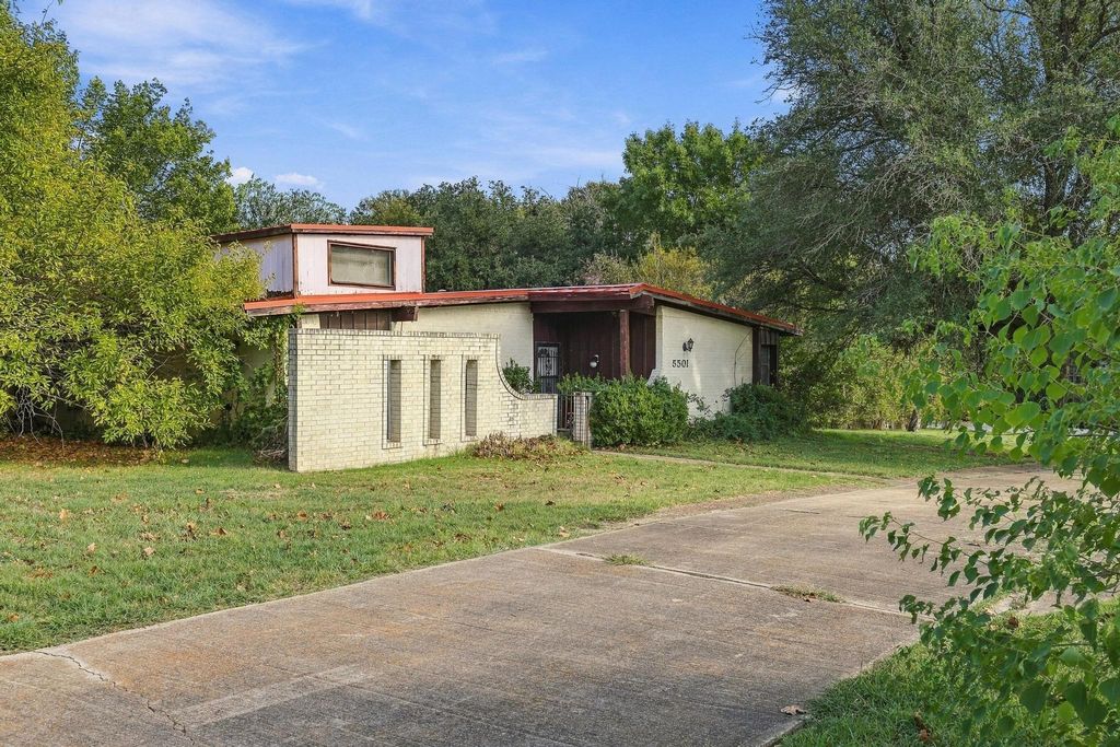 5501 Camino Dos Lagos Drive, Sherman, TX 75090