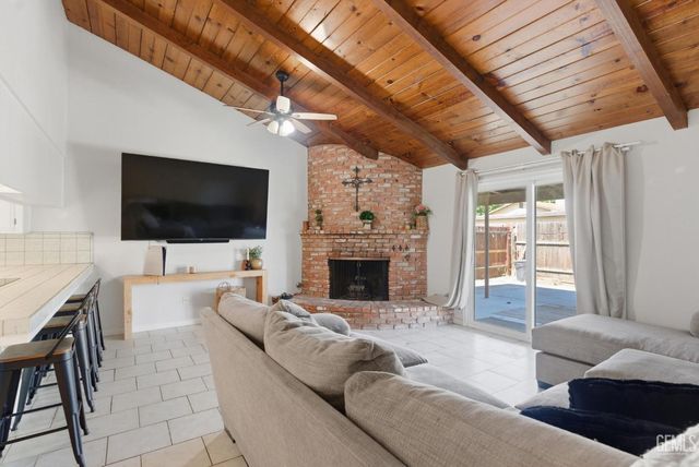 2418 Pinon Springs Court, Bakersfield, CA 93309