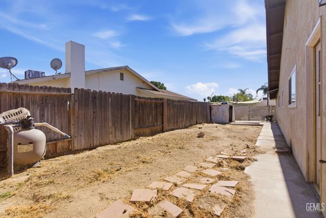 2418 Pinon Springs Court, Bakersfield, CA 93309