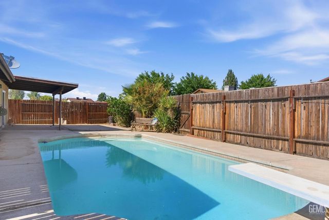 2418 Pinon Springs Court, Bakersfield, CA 93309