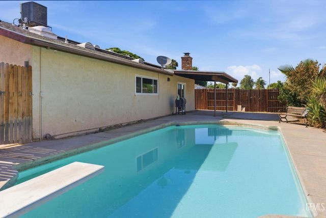 2418 Pinon Springs Court, Bakersfield, CA 93309