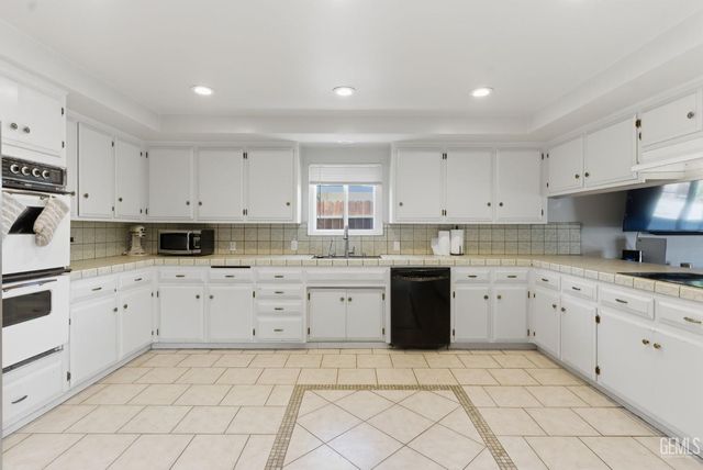 2418 Pinon Springs Court, Bakersfield, CA 93309