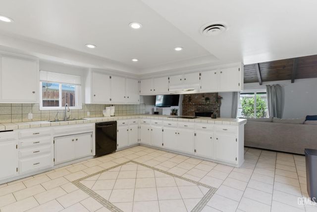 2418 Pinon Springs Court, Bakersfield, CA 93309