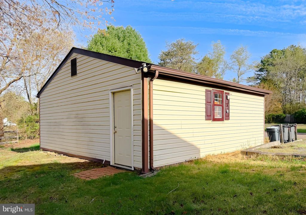 Image 7 of property listing at 15305 CANTER DR, Brandywine, MD 20613