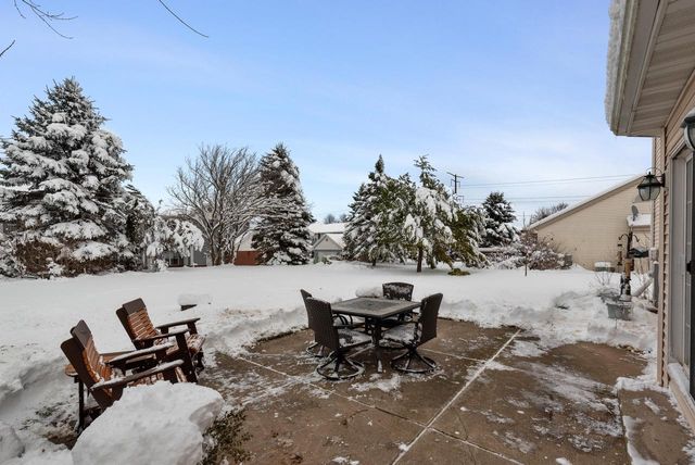 684 W Hickory LANE, Saukville, WI 53080