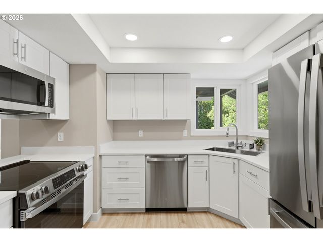 306 E HILLTOP Dr, Newberg, OR 97132