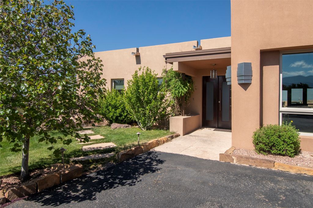 2555 Tano Compound Drive, Santa Fe, NM 87506