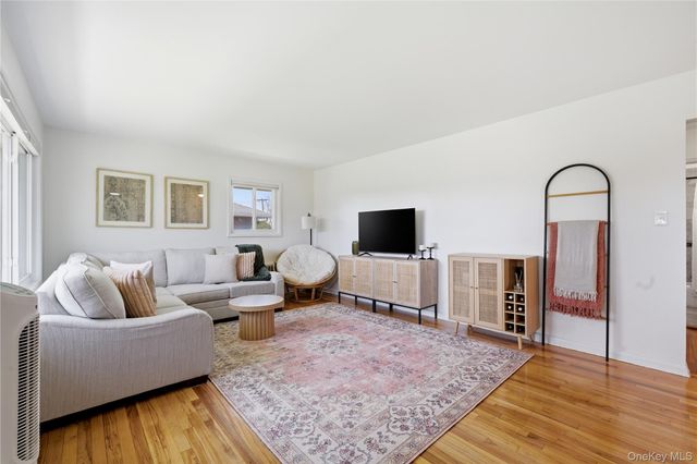 51 Edmunton Drive F-18, North Babylon, NY 11703