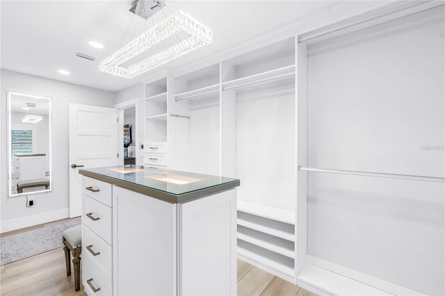 1093 42ND AVENUE NE, St Petersburg, FL 33703