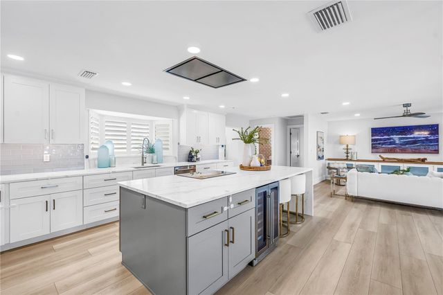 1093 42ND AVENUE NE, St Petersburg, FL 33703