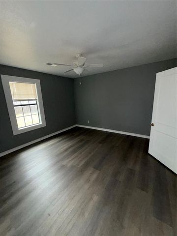 1300 N 8th Street, Baytown, TX 77520