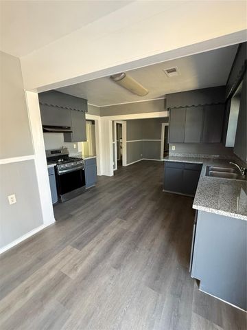 1300 N 8th Street, Baytown, TX 77520