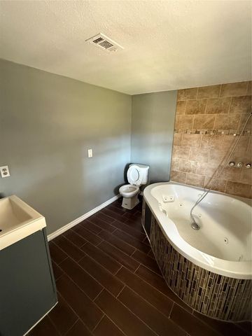 1300 N 8th Street, Baytown, TX 77520