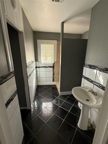 1300 N 8th Street, Baytown, TX 77520