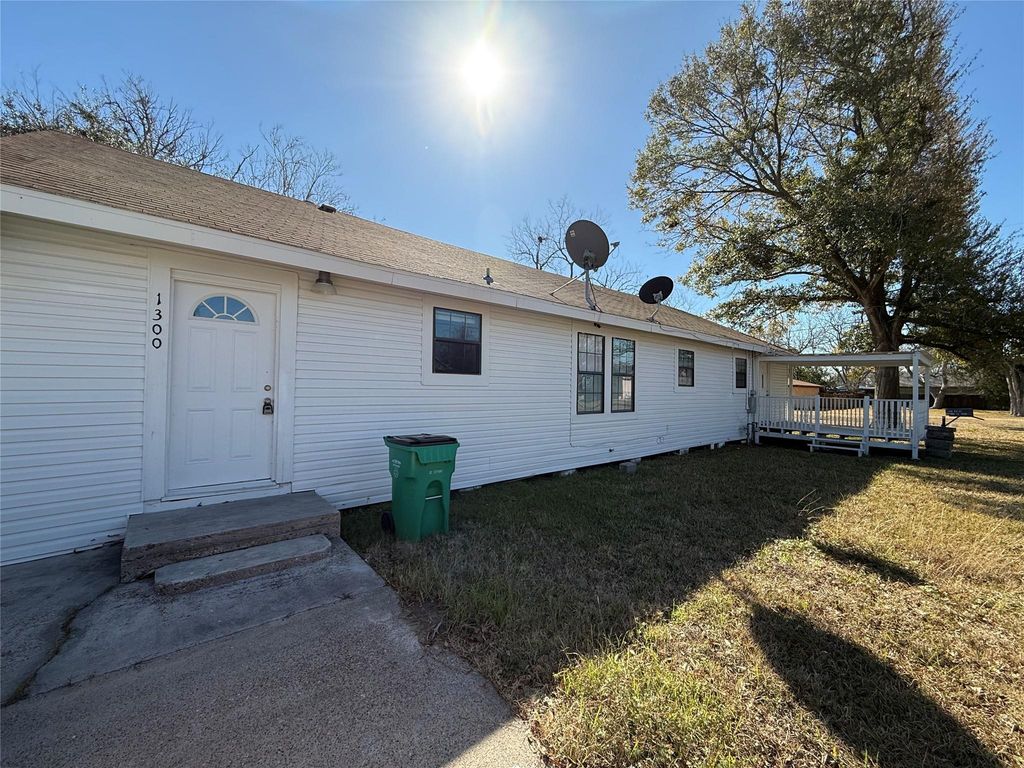 1300 N 8th Street, Baytown, TX 77520