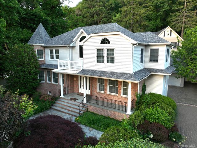 15 Church Street, Roslyn, NY 11576