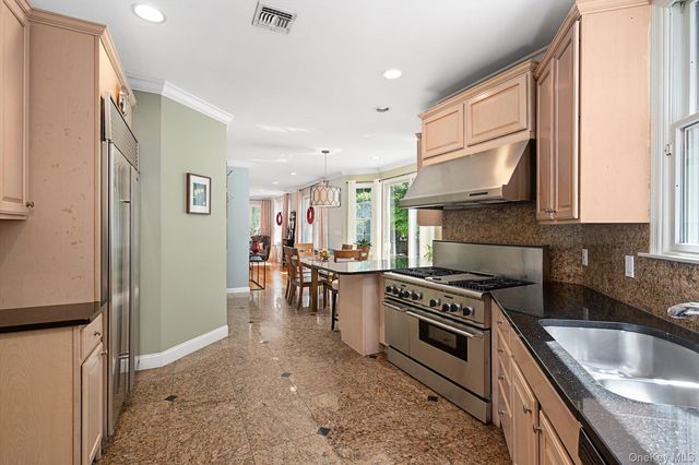 15 Church Street, Roslyn, NY 11576