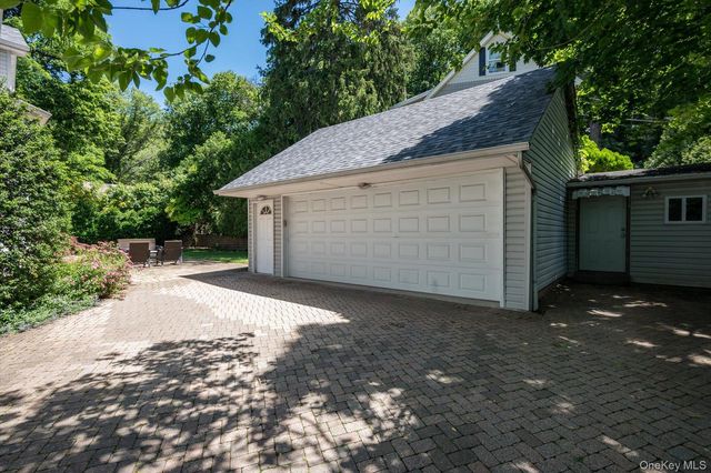 15 Church Street, Roslyn, NY 11576