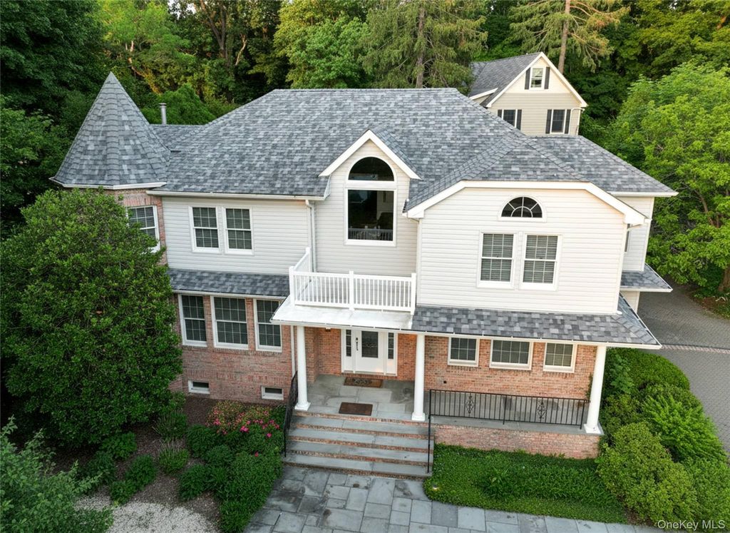 15 Church Street, Roslyn, NY 11576
