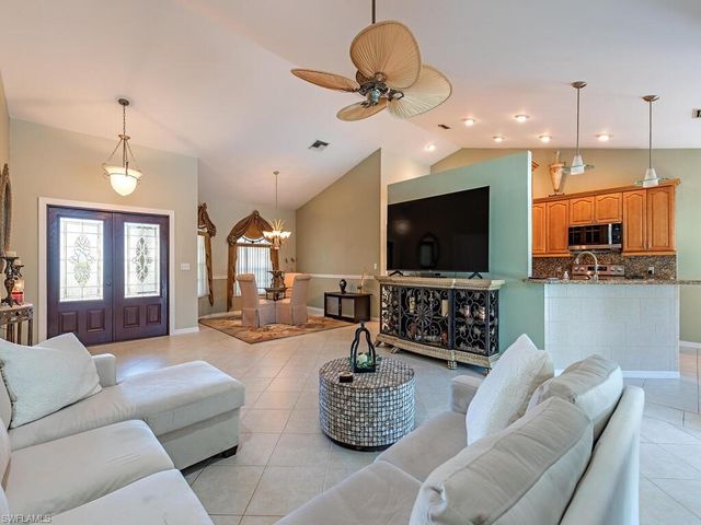 6827 Darby CT, Naples, FL 34104