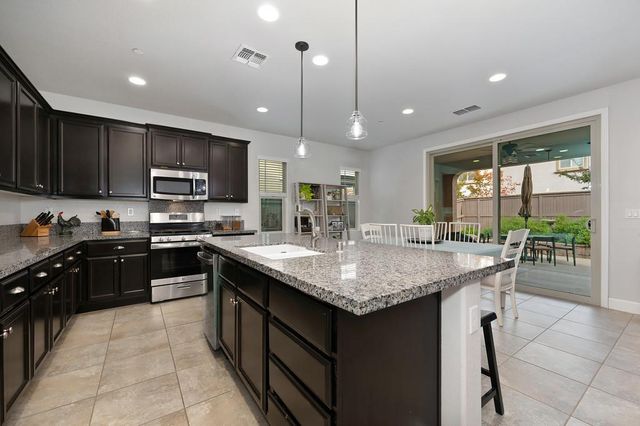 1045 Kinnerly Ln, Lincoln, CA 95648