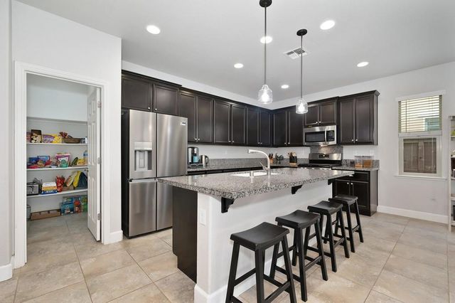 1045 Kinnerly Ln, Lincoln, CA 95648