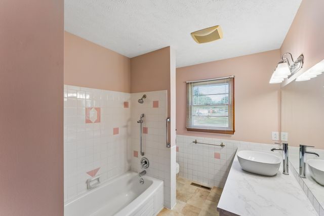 1206 E Rosebrier Street, Springfield, MO 65804