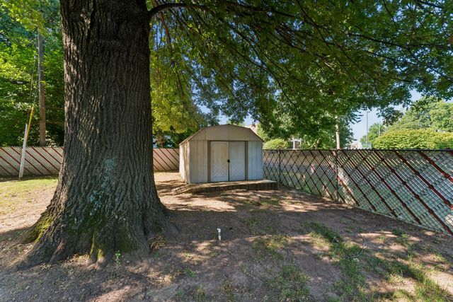 1206 E Rosebrier Street, Springfield, MO 65804