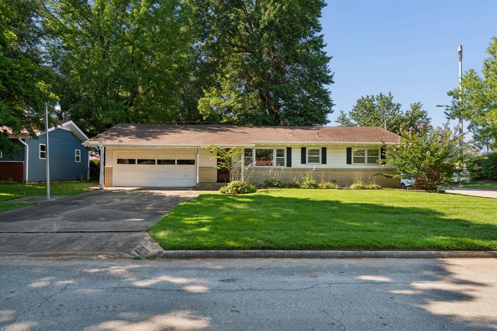 1206 E Rosebrier Street, Springfield, MO 65804