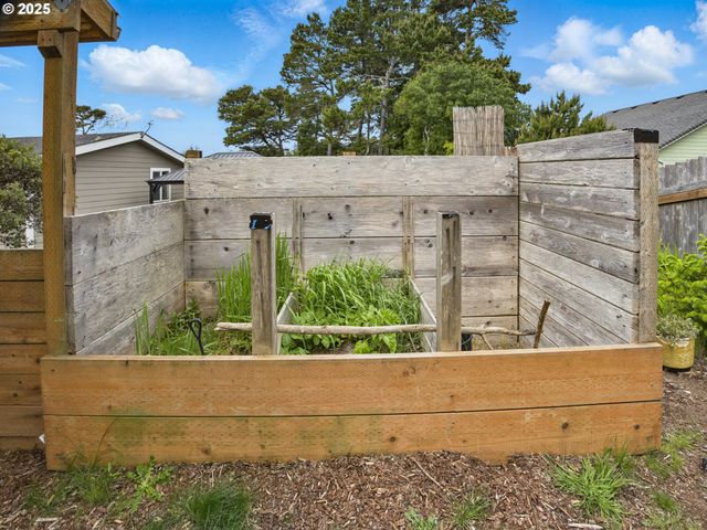 1629 N SIANO Loop, Florence, OR 97439