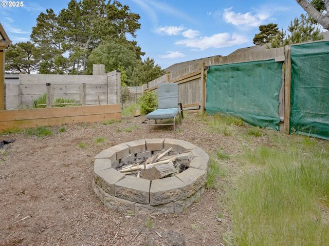 1629 N SIANO Loop, Florence, OR 97439