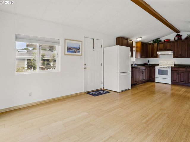 1629 N SIANO Loop, Florence, OR 97439