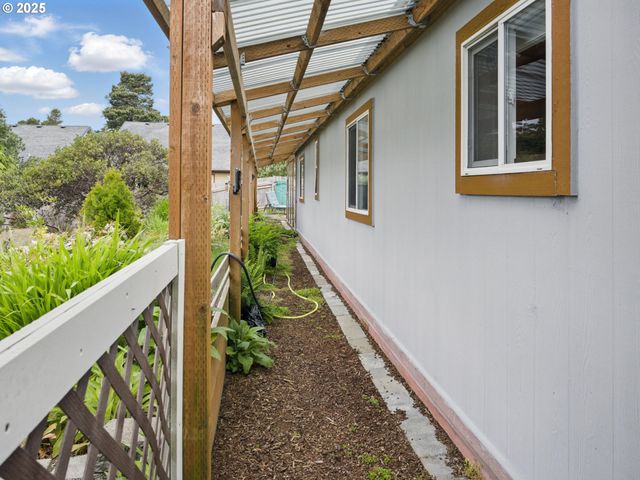 1629 N SIANO Loop, Florence, OR 97439