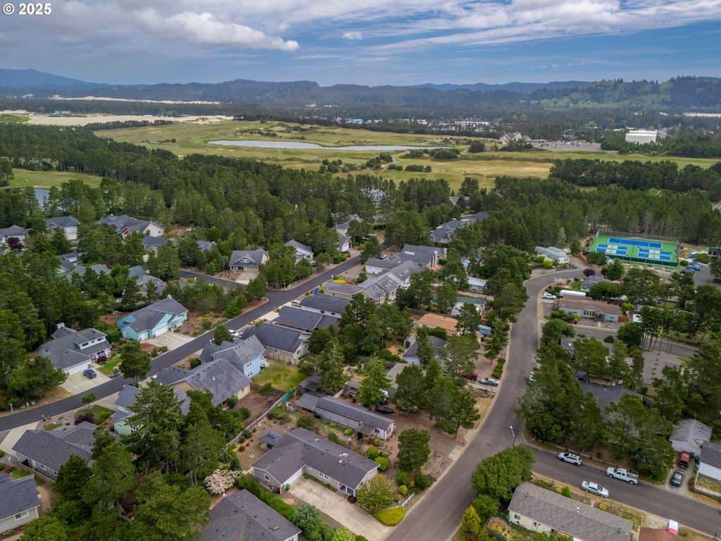 1629 N SIANO Loop, Florence, OR 97439