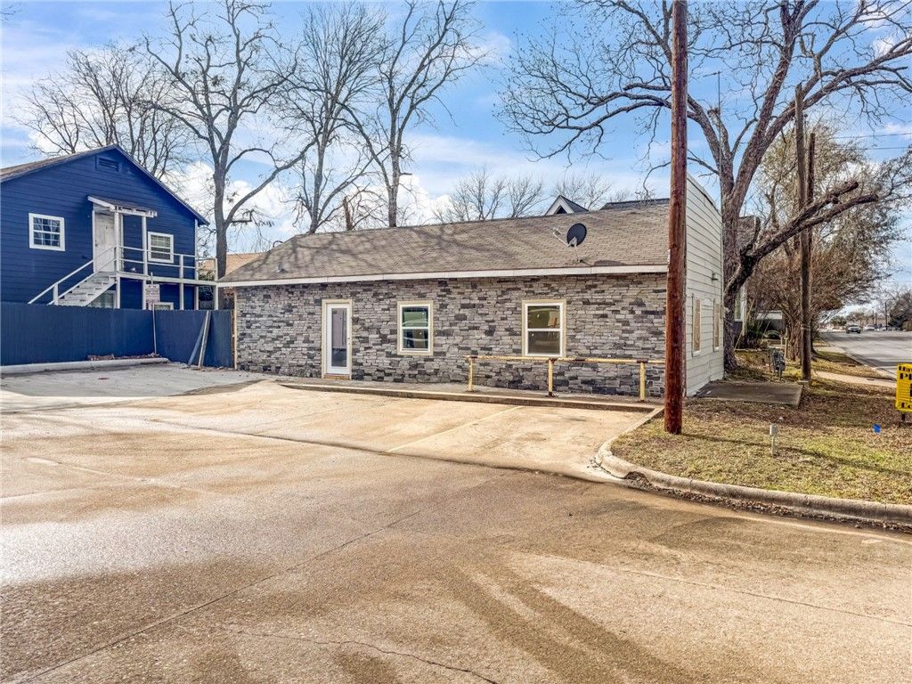 405 West Wm J Bryan Parkway, Bryan, TX 77803 — exterior