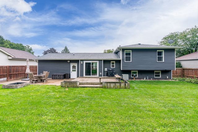 2702 W 46th Street, Davenport, IA 52806