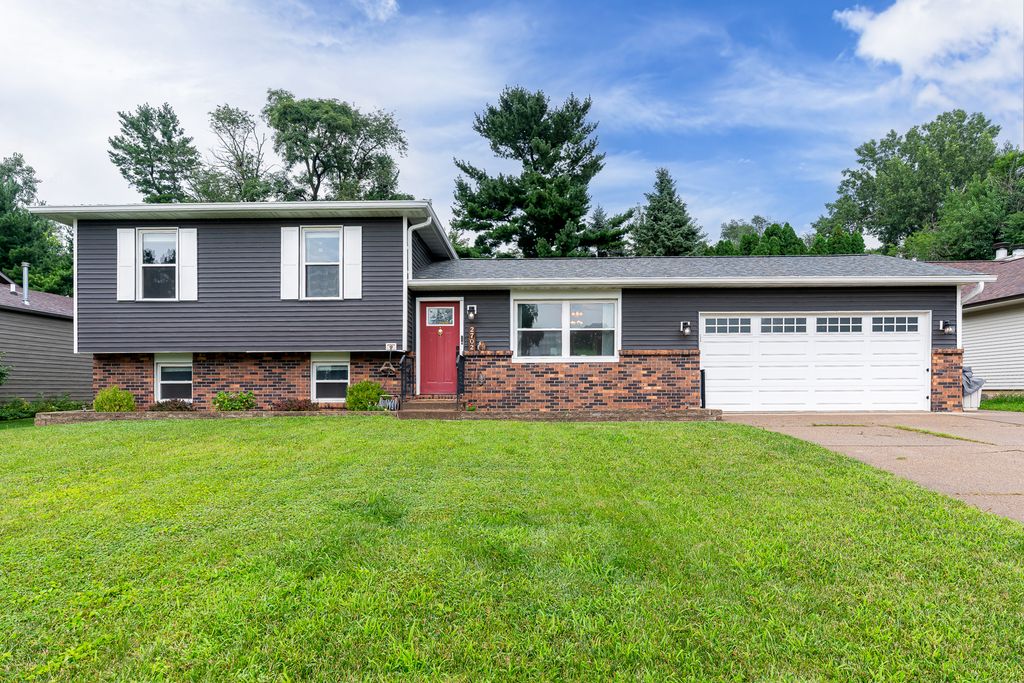 2702 W 46th Street, Davenport, IA 52806