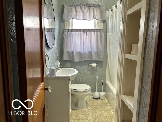 220 E 34th Street, Anderson, IN 46013