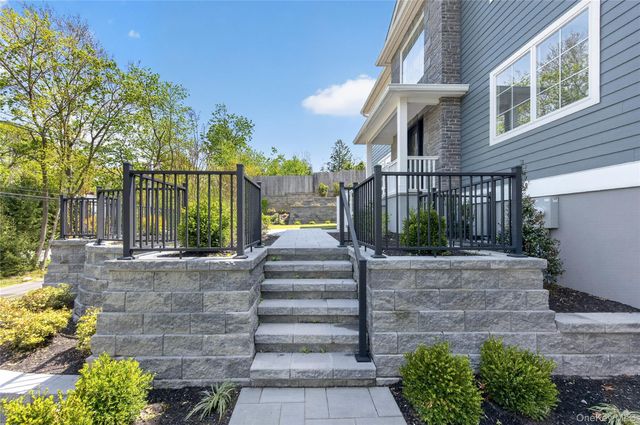 208 Cow Neck Road, Port Washington, NY 11050