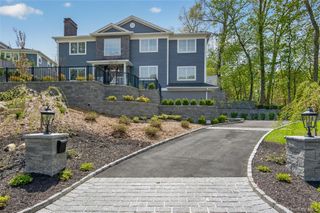 208 Cow Neck Road, Port Washington, NY 11050