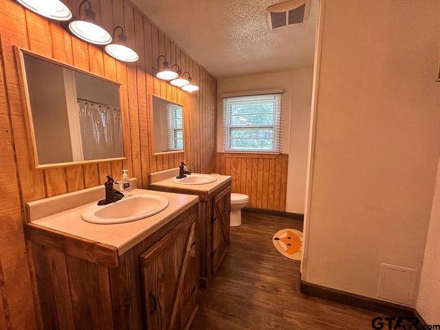 144 AN County Road 427, Palestine, TX 75803