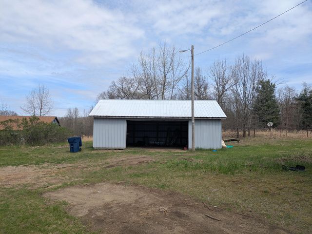 9320 E Division Road, Knox, IN 46534