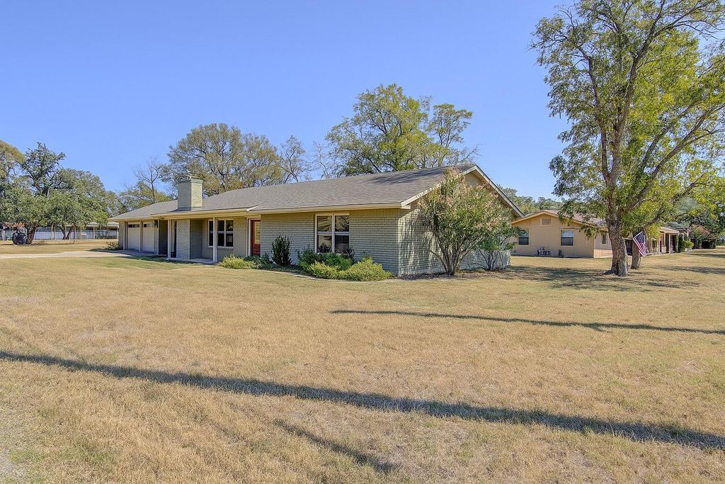 1013 Highland DR, Highland Haven, TX 78654