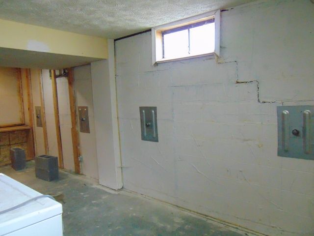 2303 S 12TH Street, Council Bluffs, IA 51501