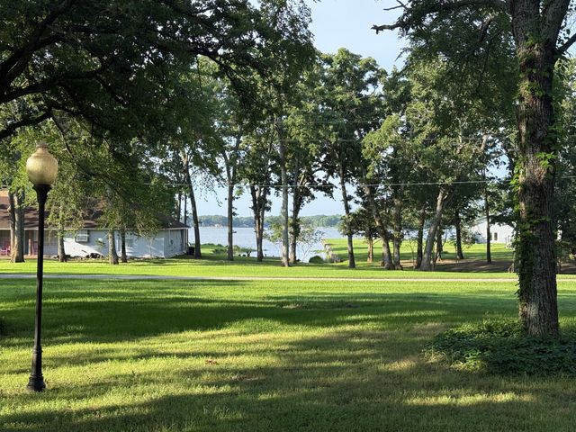 2811 N Shore Drive, Bonham, TX 75418