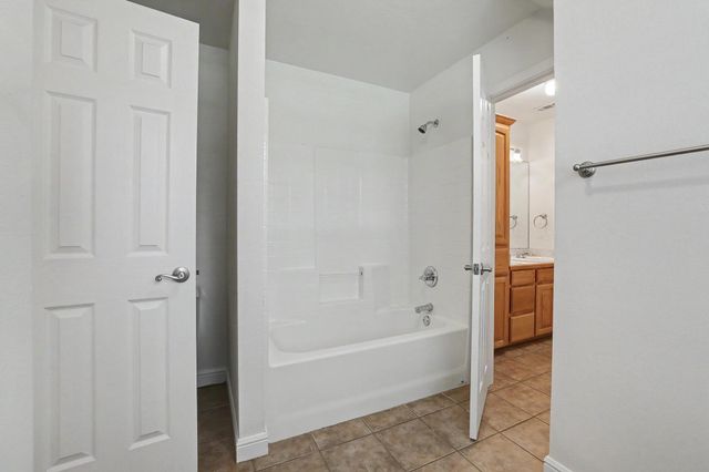 2811 N Shore Drive, Bonham, TX 75418