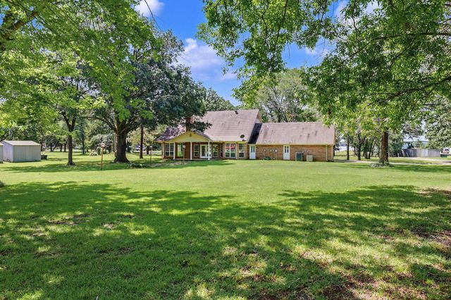 2811 N Shore Drive, Bonham, TX 75418