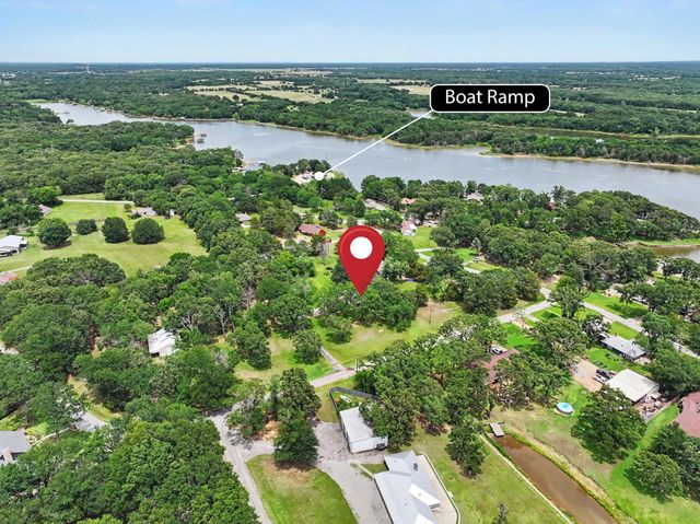 2811 N Shore Drive, Bonham, TX 75418