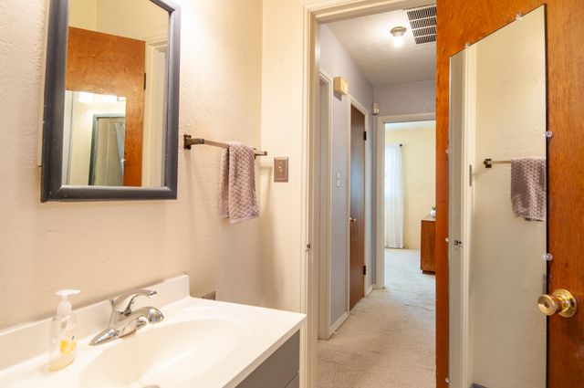 2913 Palomas Drive NE, Albuquerque, NM 87110